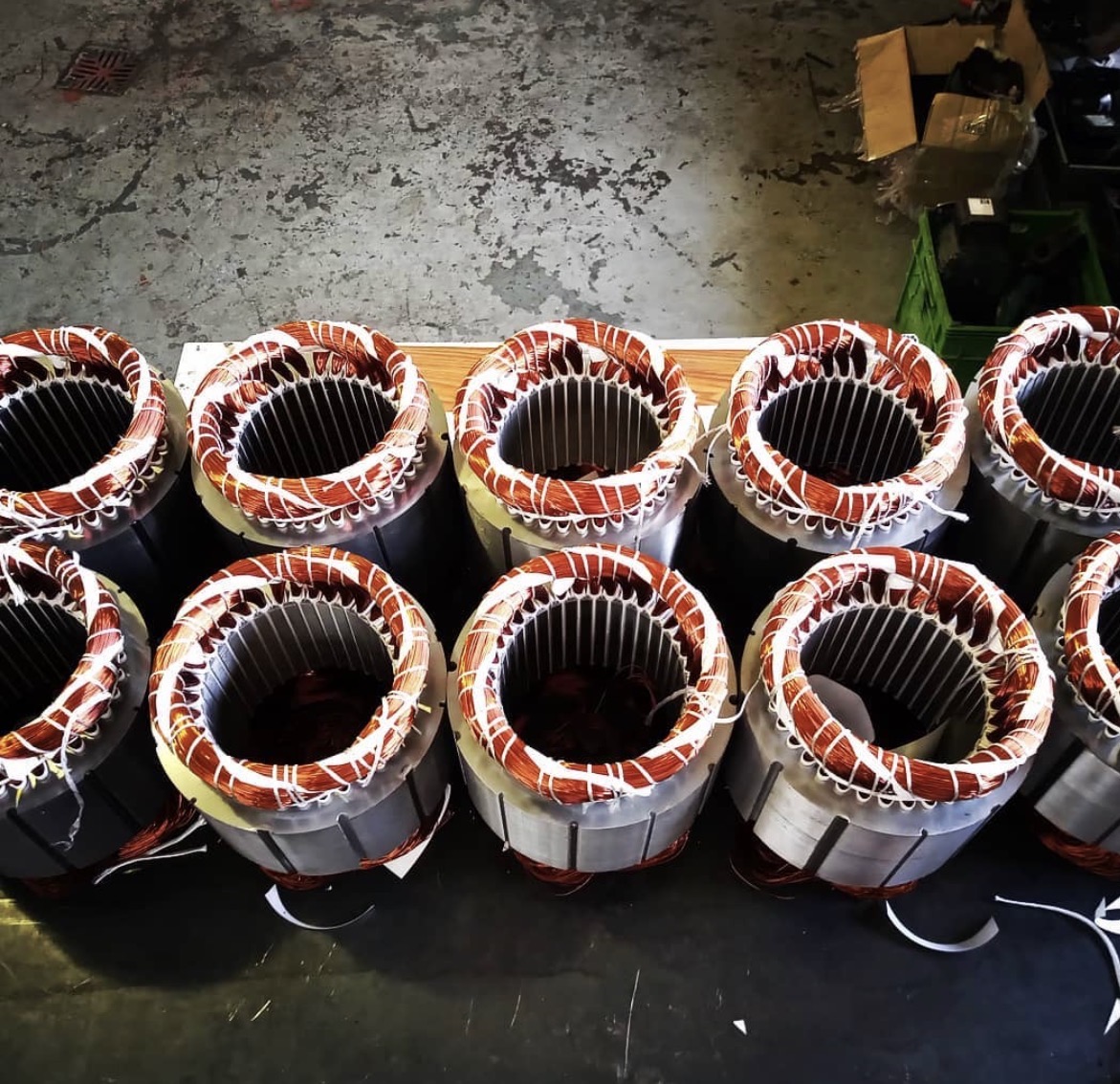 Conjunto de estatores bobinados con sus cabezas amarradas