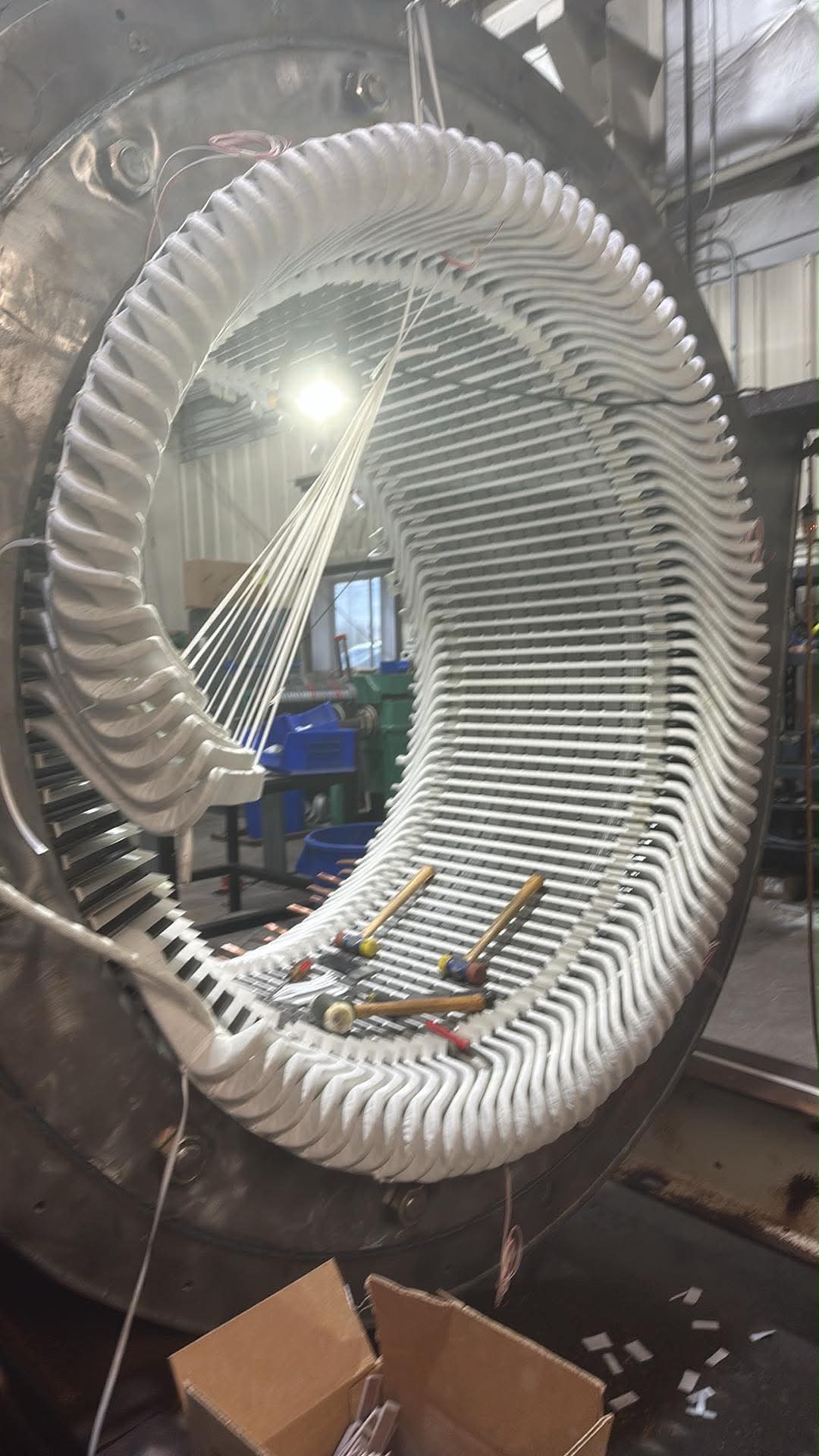 Interior de un estator de gran tamaño durante el trabajo de bobinado