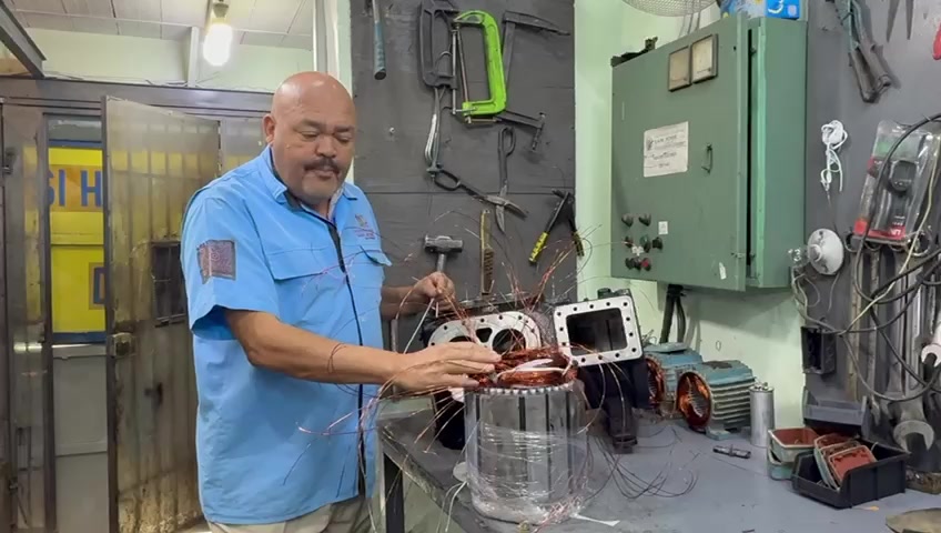 Omar Reyes trabajando sobre las conexiones de un estator