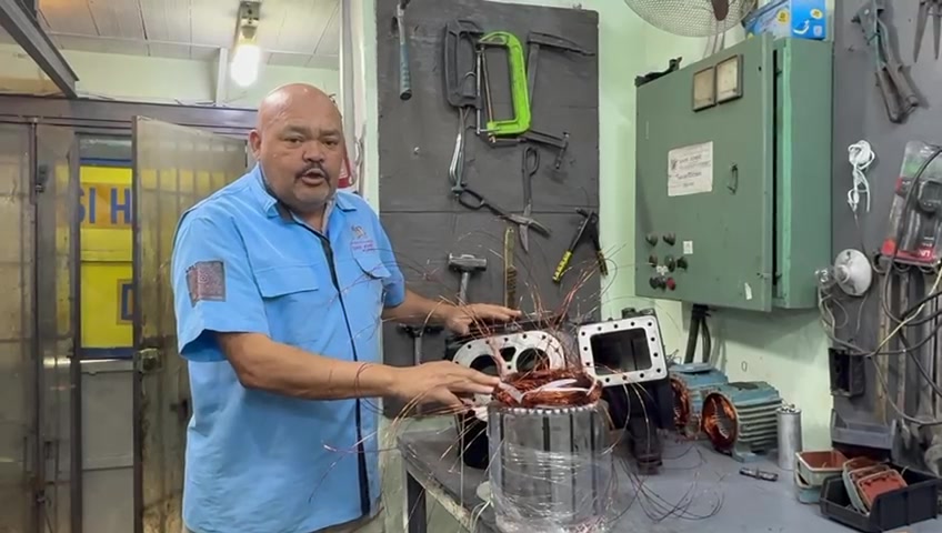 Omar Reyes mostrando un devanado en el taller